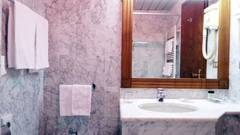 Savoia Palace Hotel Bathroom