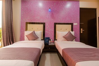 Oyo 9326 Om Sai Residency Guestroom