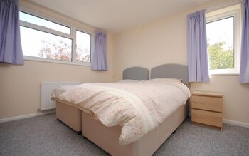 Still Waters Emsworth 205652 Guestroom