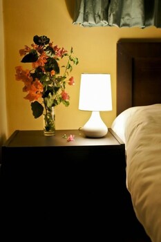 Victoria Apartments Guestroom