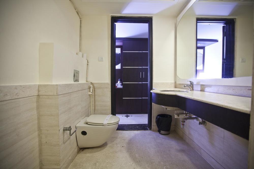 Oyo Premium Sikandarpur Metro 2 