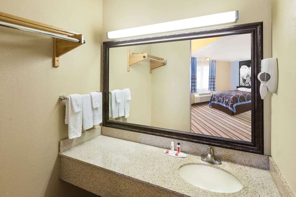 Super 8 by Wyndham Kingsville - photo 4