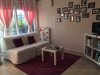 Suburban Deluxe Lodging & Retreat Living Area