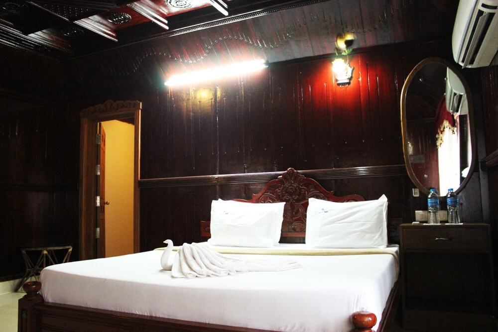 Black Beach Resort Guestroom