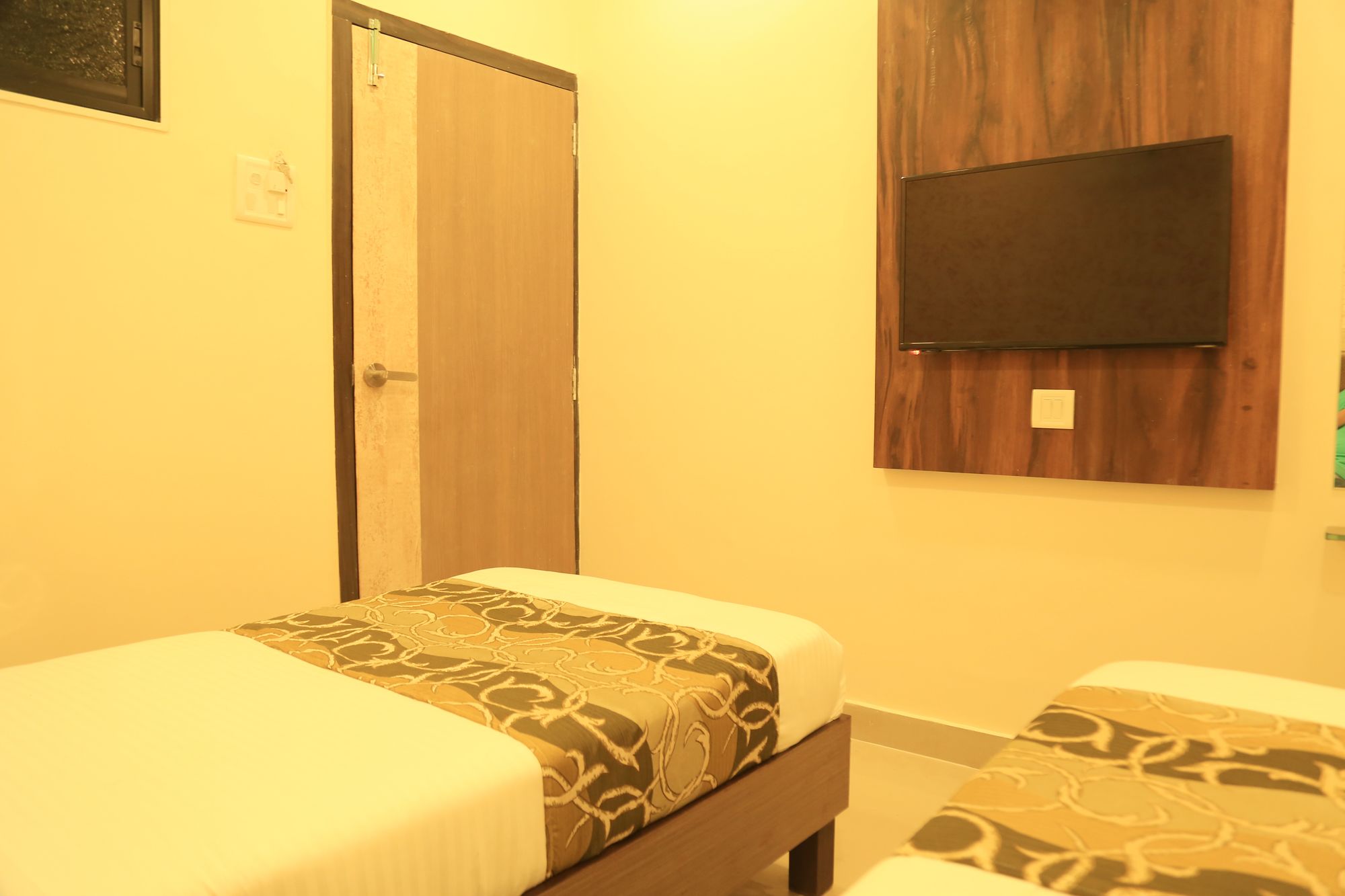 Oyo 8678 Hotel Golden Nest 