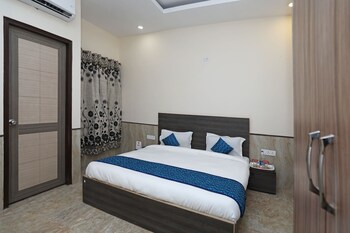 Hotel Redisston @ Noida Guestroom