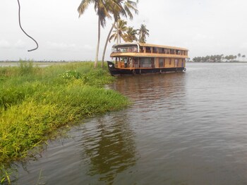 Lake India House Boats Lake View