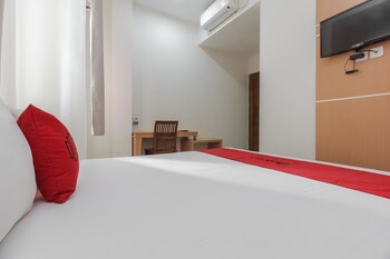 Reddoorz Plus Near Galaxy Bekasi Guestroom