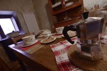 Robur Marsorum (روبور مارسوروم) In-Room Dining