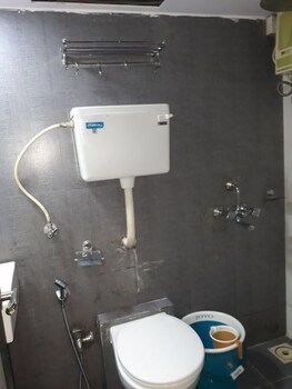 Hotel Relax Residency Bathroom