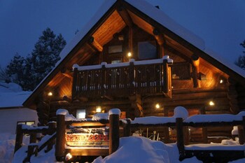 Mori No Log Hotel Kamloops Hotel Front - Evening/Night
