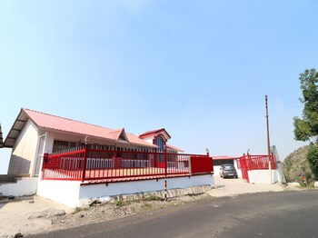 Oyo 15022 Snow Point Inn Hotel Front