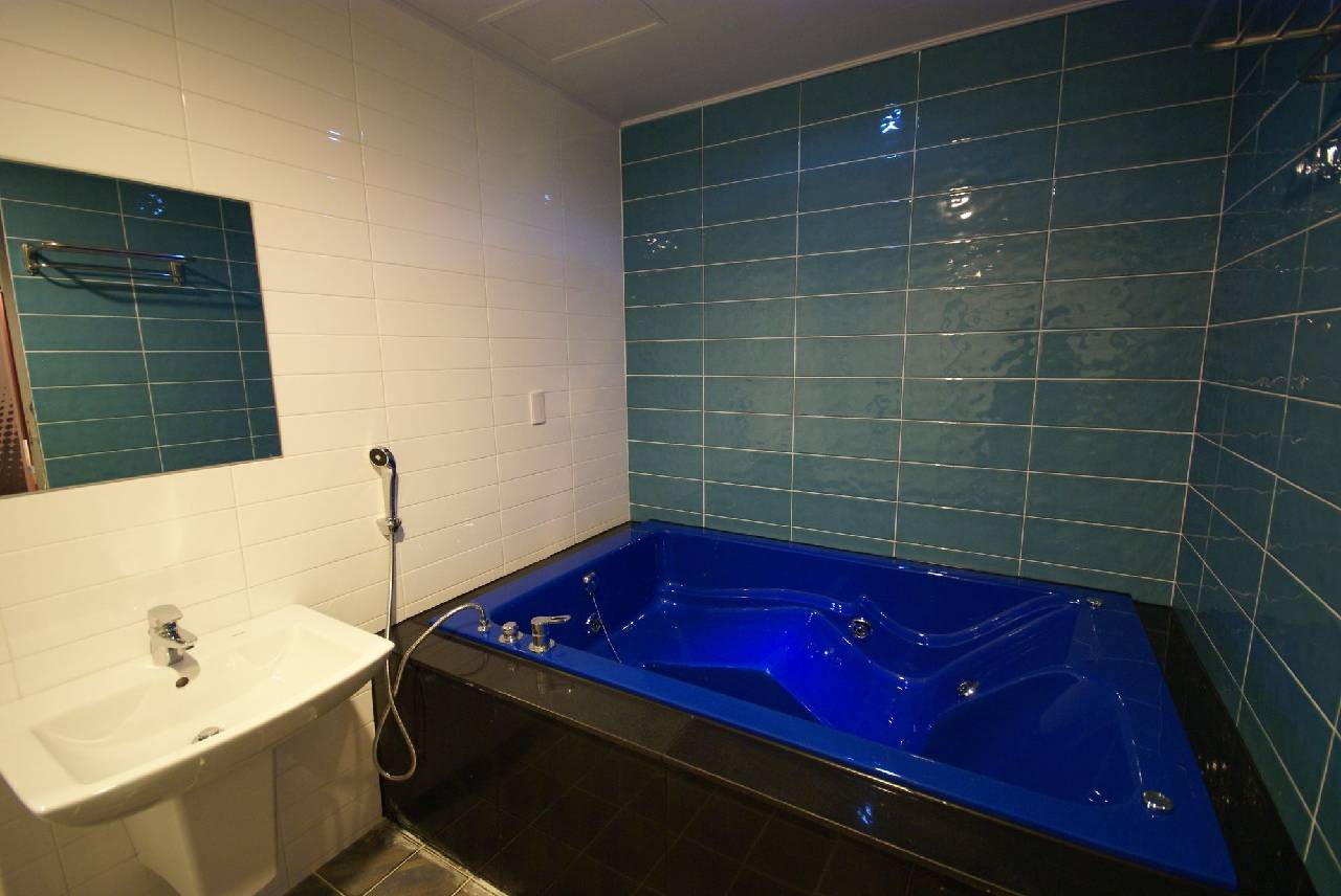 Ava Hotel Changwon (آوا هتل چانگوون) 