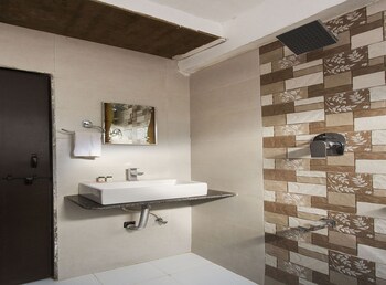 Oyo 10389 Latanand Residency Bathroom