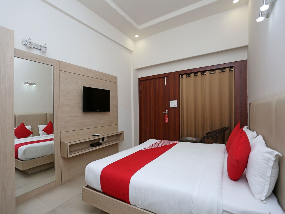 Oyo 16768 Hotel Lotus Grand Guestroom
