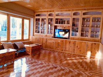 Chakshi Guest House Lobby Sitting Area