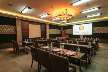 Two Seasons Coron Bayside Hotel (توو سیزنس كورون بیسید هتل) Meeting Facility