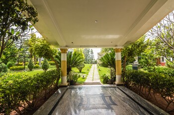 Hotel Landmark Property Grounds