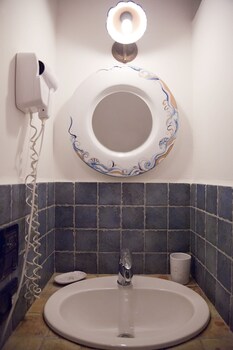 Hotel Ravesi Bathroom