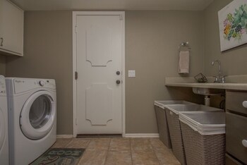 Luxurious 6br 7min To Las Vegas Strip Laundry Room