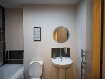 Centauri Apartments In Park Rise Bathroom