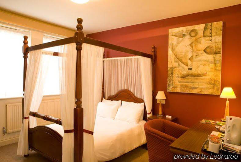 Highwayman Hotel (هایویمان هتل) 