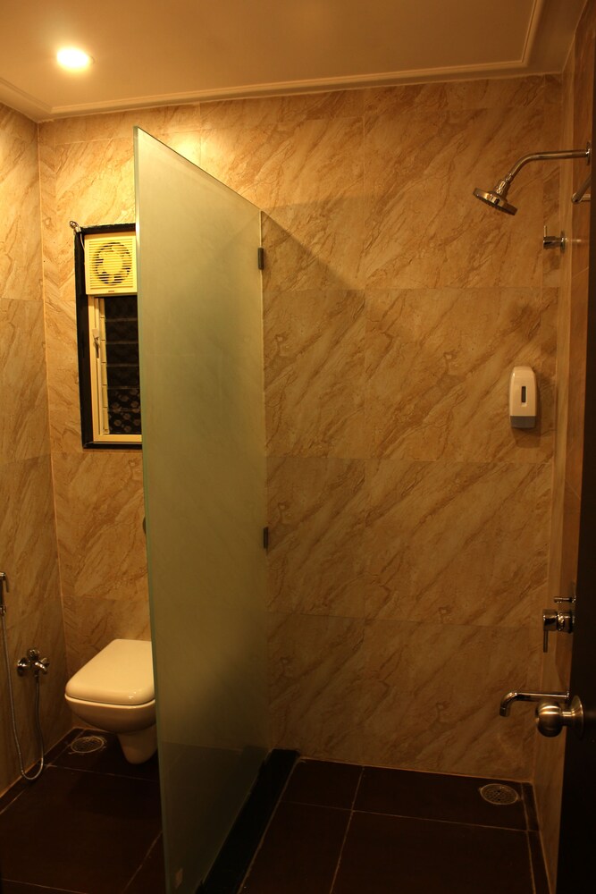 Hotel Ira Executive Bathroom
