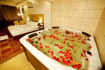 Athirappilly Green Trees Resort Bathroom