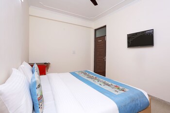 Oyo 9381 Near Dlf Cyber City Guestroom