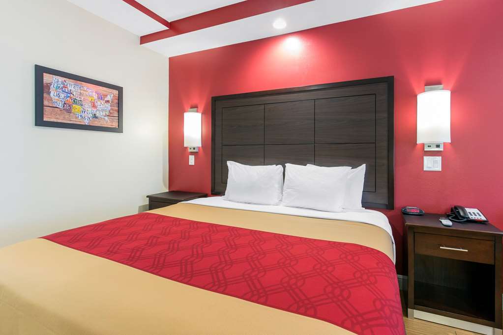 Econo Lodge Inn & Suites Suite