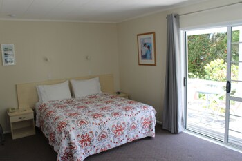 Ash Grove Boutique Motel Guestroom