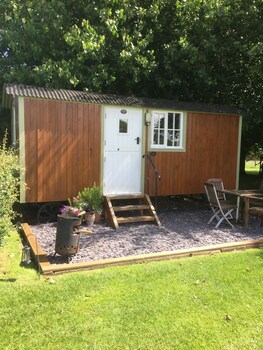 Dawn Chorus Holidays Guestroom