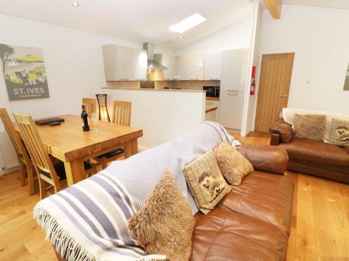 6 Streamside Looe 