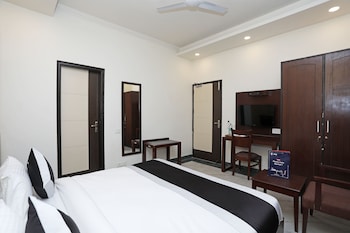 Oyo 11044 Hotel Tulip Suites Guestroom