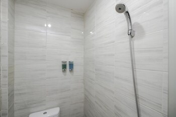 Reddoorz Plus Near Galaxy Bekasi Bathroom