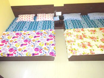 Hotel Gopi Vallabh Guestroom