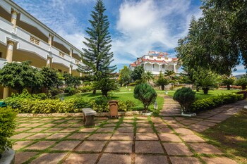 Hotel Landmark Property Grounds