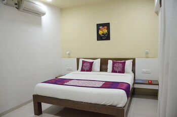 Oyo 4017 Hotel Grand Ashwin 1 Guestroom