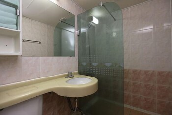 Muju Moon River Pension Bathroom