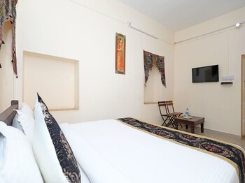 Oyo 3415 Hotel Heera Court Guestroom