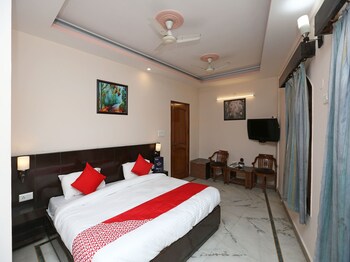 Oyo 14390 Hotel Samrat Guestroom