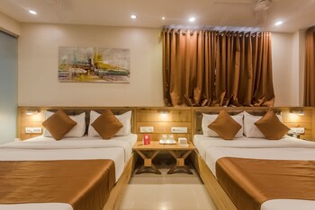 Oyo 8490 Hotel Grandeur Guestroom