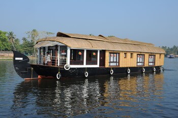 Cosy Houseboats Hotel Front