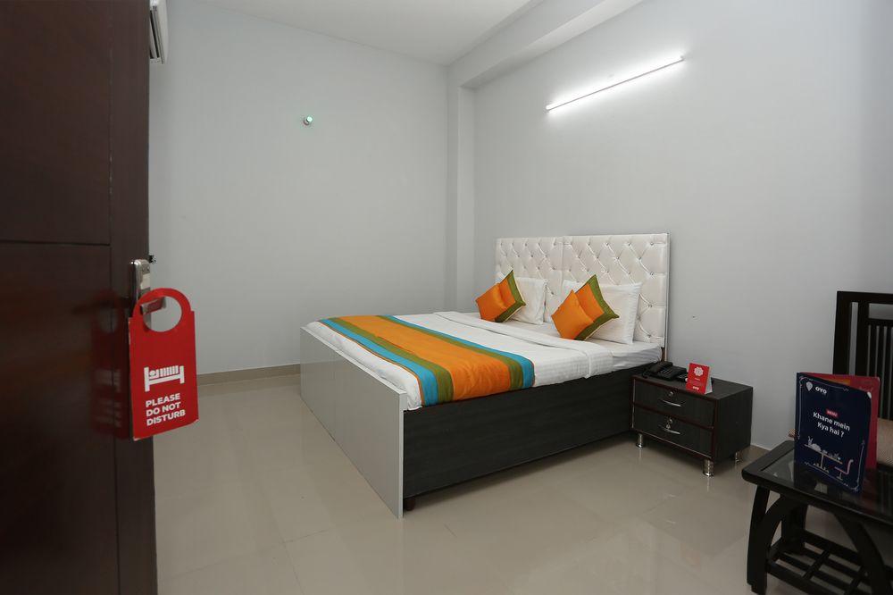 Oyo 9935 Hotel The White House 