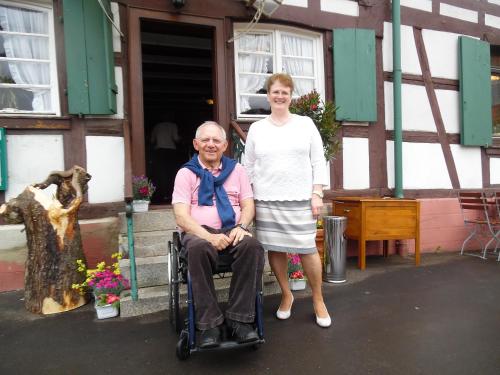 Hotel Pension Blume (هتل پانسیون بلوم) 