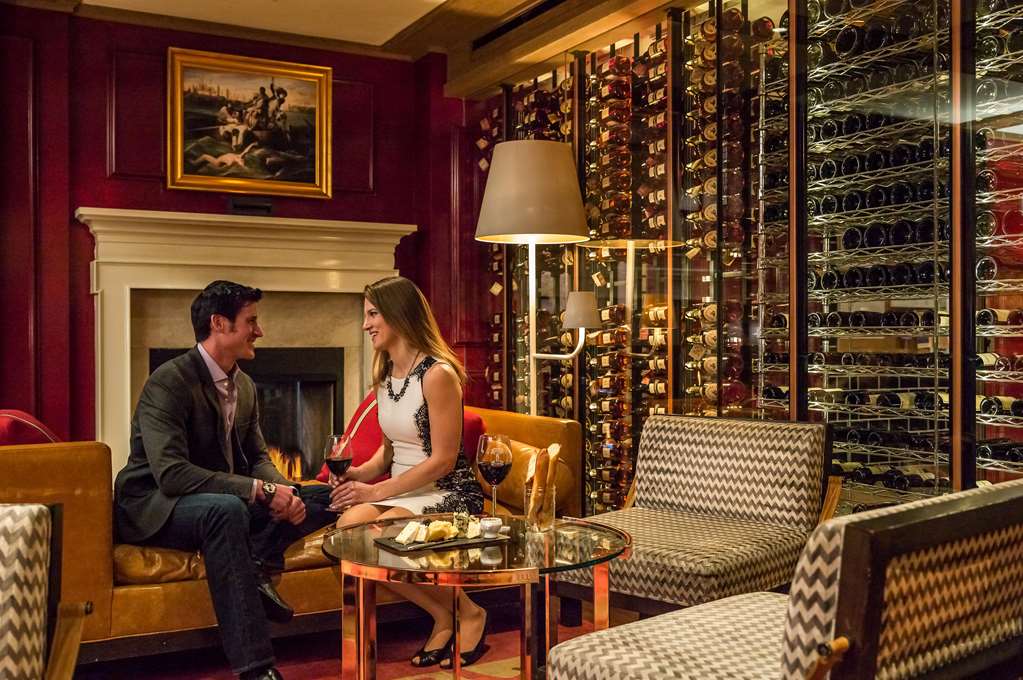 Fairmont Copley Plaza Boston (فرمونت كوپلی پلازا بوستون) OAK Long Bar + Kitchen
