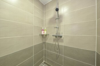 Geoje Jisefo Family Residence Bathroom Shower
