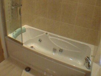 Earle House Serviced Apartments Deep Soaking Bathtub
