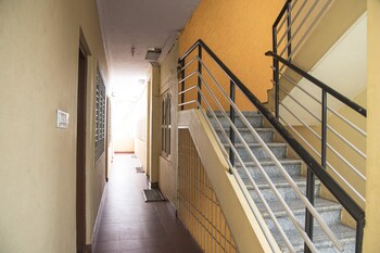 Oyo 10010 R V Comforts (اویو ۱۰۰۱۰ ر و كومفورتس) Staircase