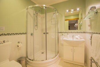 Morepork Riverside Lodge Bathroom